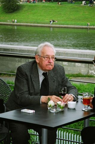 Andrzej Wajda na tarasie Centrum Manggha, Kraków, sierpień 2004 r