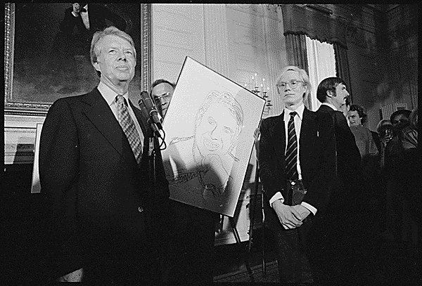 Andy Warhol (po prawej) i prezydent Jimmy Carter (po lewej)