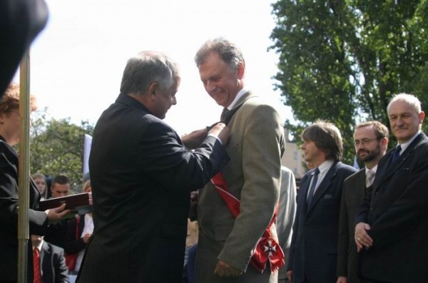 31 sierpnia 2006 - Prezydent Lech Kaczyński wręcza Bogdanowi Lisowi Krzyż Wielki Orderu Odrodzenia Polski z okazji 26. rocznicy wydarzeń Sierpnia 1980