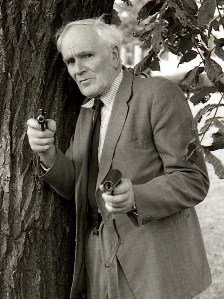 Desmond Llewelyn (1983)