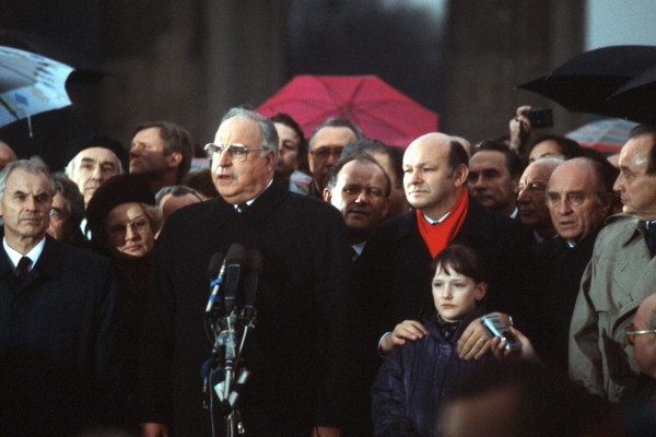 Premier NRD Hans Modrow, kanclerz Helmut Kohl, rządzący burmistrz (Berlin Zachodni) Walter Momper i w tle między Kohlem a Momperem nadburmistrz (Berlin Wschodni) Erhard Krack podczas otwarcia Muru Berlińskiego 22 grudnia 1989