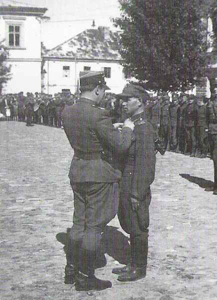 Sanok, Rynek Główny, 1947, dekoracja odznaczeniami przez płk. Jana Gerharda