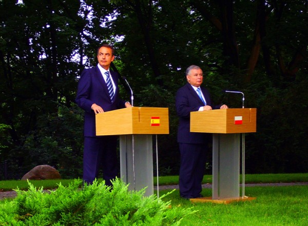 Jarosław Kaczyński i premier Hiszpani José Luis Rodríguez Zapatero podczas konferencji prasowe, czerwiec 2007