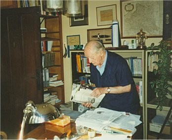 Jerzy Giedroyc w swoim gabinecie, Maisons-Laffitte (Francja), wrzesień 1997 r.