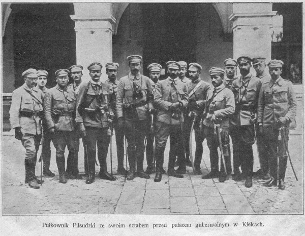 Józef Piłsudski ze swoim sztabem w Kielcach w 1914