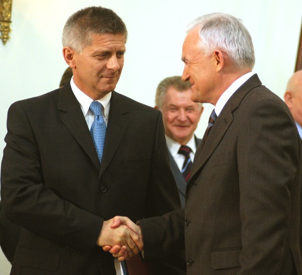 Marek Belka ze swoim poprzednikiem na stanowisku premiera - Leszkiem Millerem