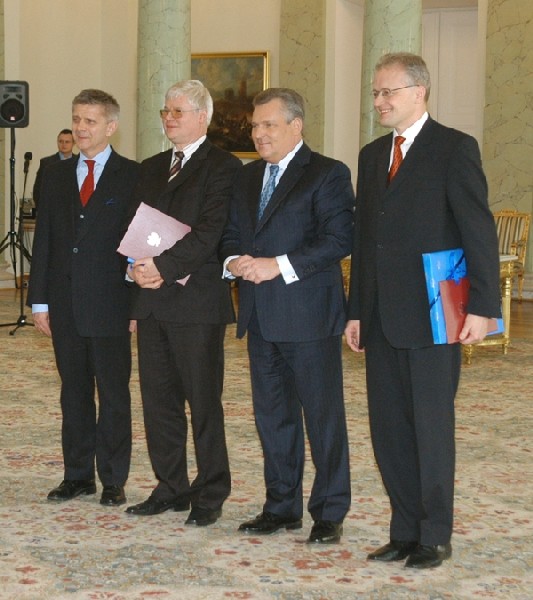 Uroczysta zmiana w składzie rządu, Pałac Prezydencki 30 marca 2005. Od lewej: premier Marek Belka, odchodzący minister Jerzy Hausner, prezydent Aleksander Kwaśniewski, nowo mianowany minister Jacek Piechota