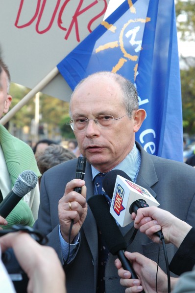 Marek Borowski w trakcie antyrządowej demonstracji.