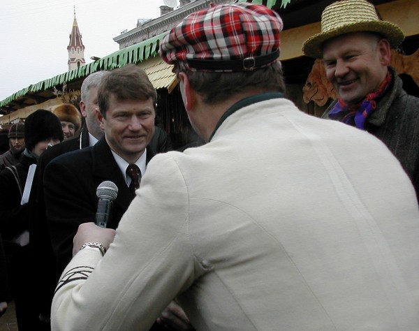 Rolandas Paksas jako prezydent w rozmowie z muzykami w czasie wileńskich Kaziuków w marcu 2003