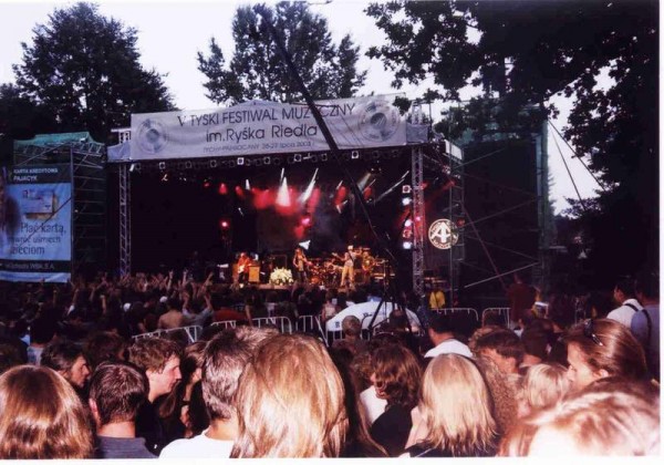 Scena muzyczna V Festiwalu Muzycznego im. Ryśka Riedla w 2003 w Tychach-Paprocanach