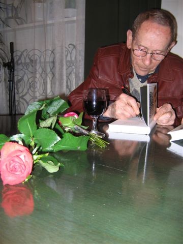 Tadeusz Konwicki w kawiarni wydawnictwa "Czytelnik", Warszawa, 18 maja 2005 r.