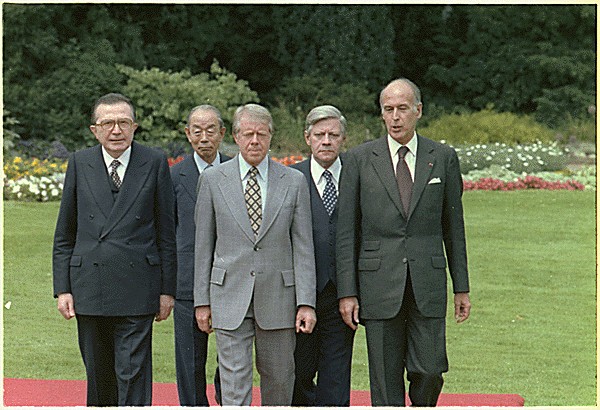 Z innymi liderami grupy G7, 1978; od lewej stoją: Giulio Andreotti, Takeo Fukuda, Jimmy Carter, Helmut Schmidt, Valéry Giscard d'Estaing