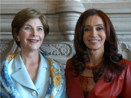 Cristina Fernández (z prawej) oraz Laura Bush, 5 listopada 2005