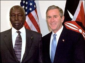 Daniel arap Moi (z lewej) i G. W. Bush