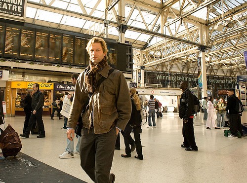 Aaron Eckhart widziany w Londynie na stacji Waterloo