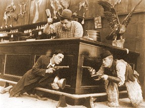 Kadr z filmy "Out West" z 1919 r. Na zdjęciu: Roscoe 'Fatty' Arbuckle, Buster Keaton i Al St. John