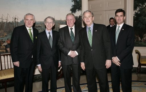 Od lewej: Taoiseach Bertie Ahern, brytyjski ambasador w Waszyngtonie sir David Manning, minister ds. Irlandii Północnej Paul Murphy, prezydent George W. Bush i specjalny wysłannik Stanów Zjednocznych w Irlandii Północnej Mitchell Reiss, podczas obch