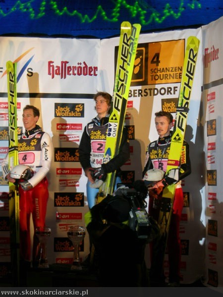 Podium I-szego konkursu TCS W 2006 roku. Od lewej: Andreas Kuettel, Gregor Schlierenzauer i Adam Małysz