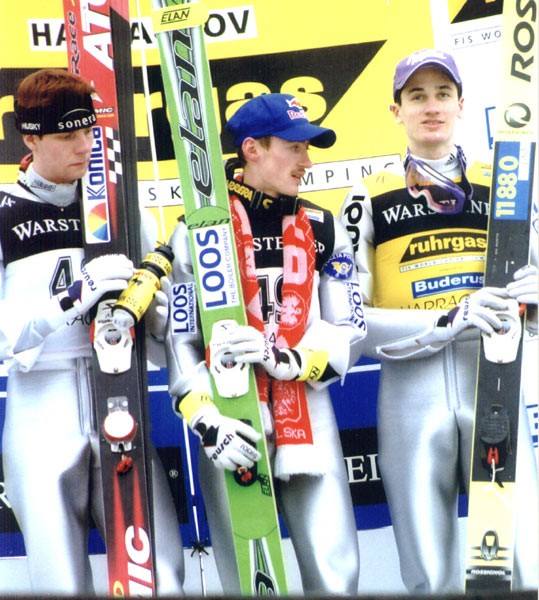 Podium zawodów Pucharu Świata w Harrachovie w 2001 roku. Od lewej: Janne Ahonen, Adam Małysz, Martin Schmitt