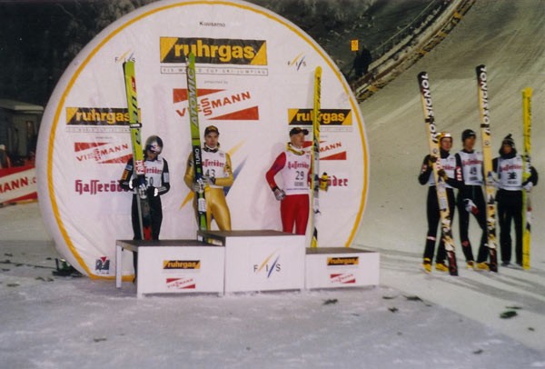 Podium zawodów Pucharu Świata w Kuusamo w 2003 roku. Od lewej: Adam Małysz, Matti Hautamäki, Veli-Matti Lindström