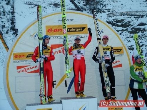 Podium zawodów PŚ w Harrachovie w 2004 roku. Od lewej: Janne Ahonen, Adam Małysz, Georg Späth