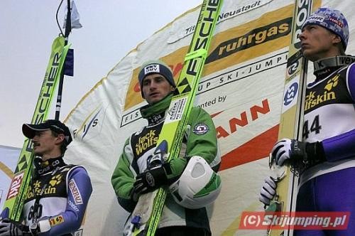 Podium zawodów PŚ w Titisee-Neustadt w 2005 roku. Od lewej: Adam Małysz, Jakub Janda, Risto Jussilainen