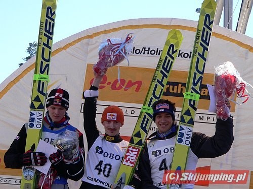 Adam Małysz na najwyższym stopniu podium zawodów w Oslo w 2006 roku. Po lewej Thomas Morgenstern, po prawej Andreas Kofler