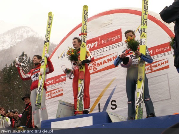 Adam Małysz na najwyższym stopniu podium zawodów PŚ w Planicy w 2007 roku. Po lewej Anders Jacobsen, po prawej Martin Koch