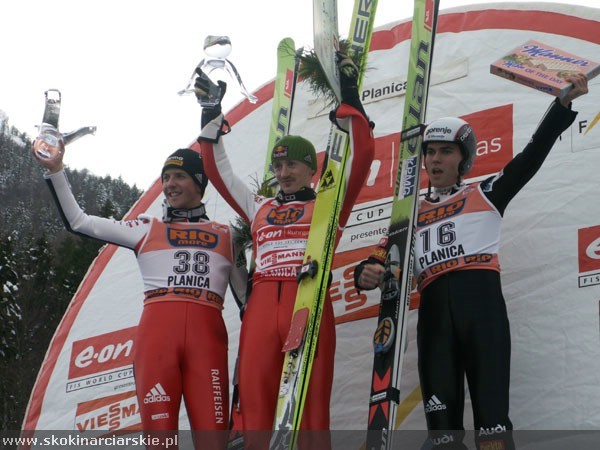 Podium zawodów Pucharu Świata w Planicy w 2007 roku. Od lewej: Simon Ammann (2.), Adam Małysz (1.), Jernej Damjan (3.)