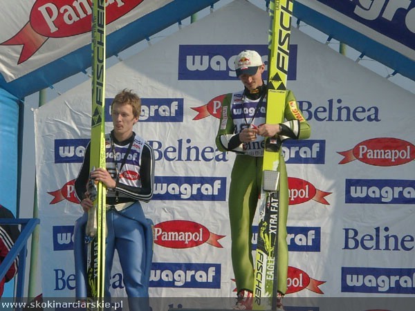 Adam Małysz na podium zawodów o letnie Mistrzostwo Polski w Zakopanem w 2006 r. Po lewej stronie: Stefan Hula