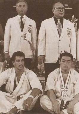 Czwarte mistrzostwa świata w 1987; od lewej: stoją: Yoshiaki Umeda, Masutatsu Oyama, siedzą: Andy Hug, Shokei Matsui