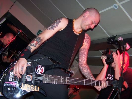 Adrian "Qlos" Kulik podczas koncertu Lipali w Gdańsku z gitarą Dean BB(2)