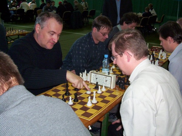 Bogdan Hołownia w czasie partii szachowej, Solec Kuj. 2005