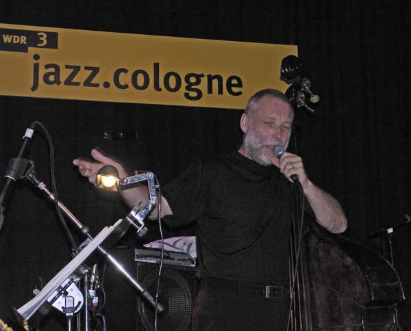 Dave Holland podczas koncertu 13 lipca 2005 w Kolonii.