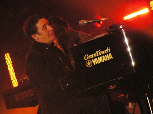 Jools Holland podczas koncertu dla ofiar tsunami w 2004 r. (Millenium Stadium, Cardiff, 22 stycznia 2005 r.)