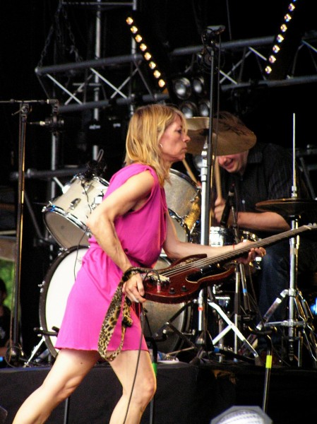 Kim Gordon podczas jednego z występów Sonic Youth w 2005 roku