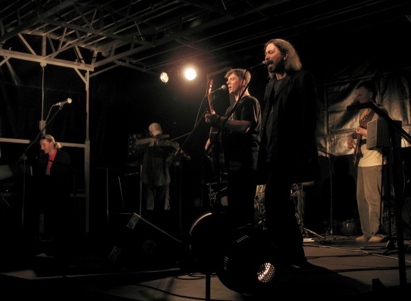 Marek Andrzejewski (w środku - z gitarą) z zespołem Federacja. Sierpień 2007