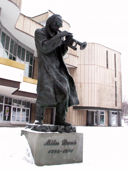 Pomnik Milesa Davisa przed Kieleckim Centrum Kultury