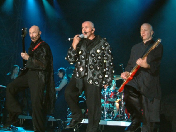 Od lewej: Tony Levin, Peter Gabriel i David Rhodes w czasie koncertu w Kaiserslautern, 2004