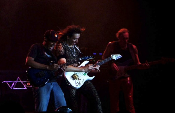 Od lewej:Tony MacAlpine, Steve Vai, Billy Sheehan