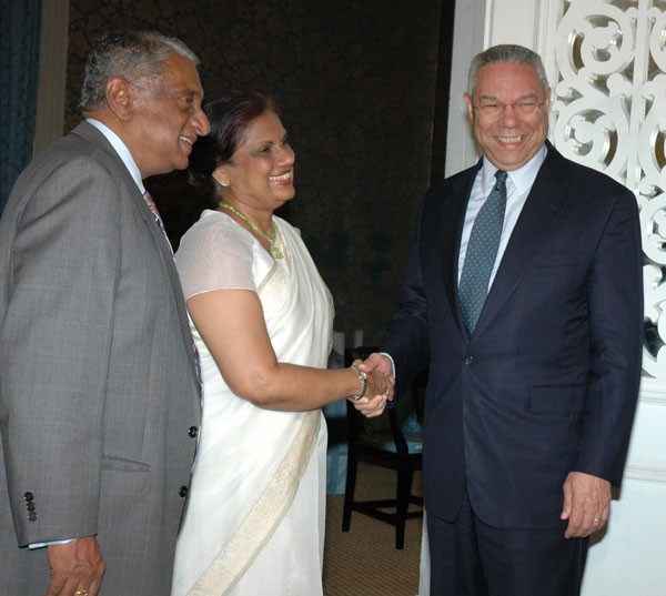 Chandrika Kumaratunga (w środku) i Colin Powell, 2005.