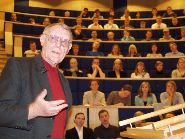 Ingvar Kamprad prowadzący wykład na Växjö Universitet.