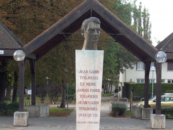 Popiersie Jeana Gabina w Mériel, miejscu narodzin aktora.