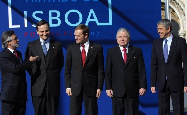 Od lewej: minister spraw zagranicznych Portugalii Luís Amado, Radosław Sikorski, Donald Tusk, Lech Kaczyński i premier Portugalii José Sócrates; Lizbona, 13 grudnia 2007