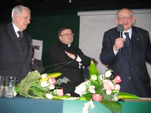 Wiesław Chrzanowski, abp Józef Życiński i Władysław Bartoszewski (Kraków, 12 lutego 2007)