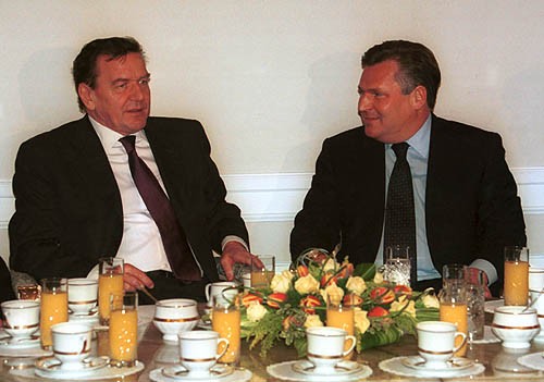 Gerhard Schröder z byłym prezydentem Polski Aleksandrem Kwaśniewskim w 2000 roku.