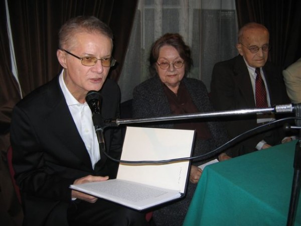 Krzysztof Kolberger czyta fragment felietonu Władysława Kopalińskiego (autor - pierwszy z prawej), Warszawa, 26 października 2006 r.