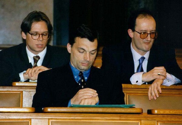 Viktor Orbán (w środku) w węgierskim parlamencie.