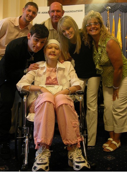 Od lewego, dolnego rogu: Joel Madden, Alyssa Weishoff, Hilary Duff, rodzina Alyssy; 10 czerwca 2005