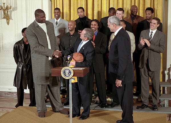 Shaquille O'Neal (z lewej) razem z mistrzowską drużyną Lakers u prezydenta George W. Busha w 2002 r.